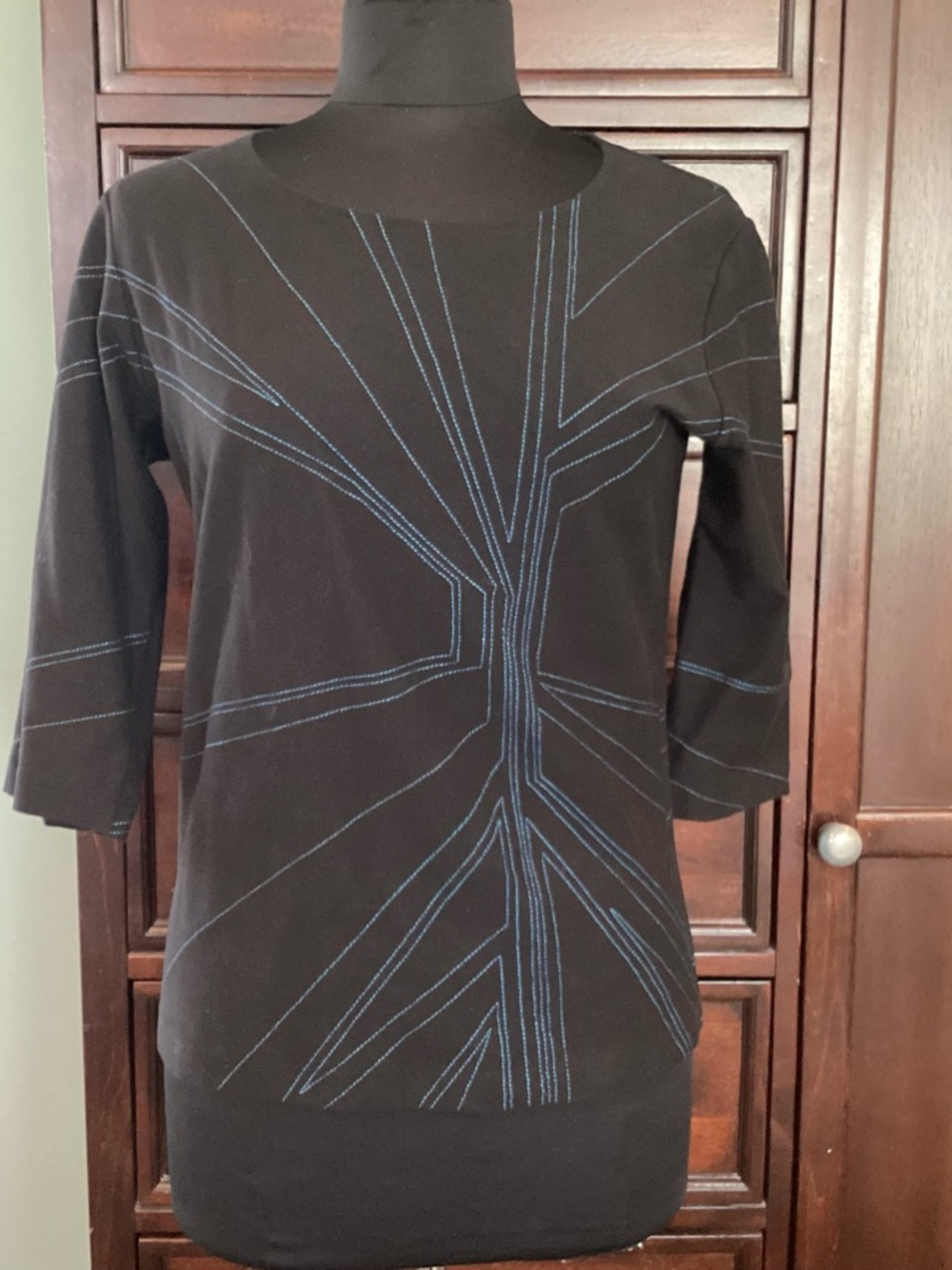 Malagueta casual 3/4 sleeve top with Blue geometric Stitch Detail